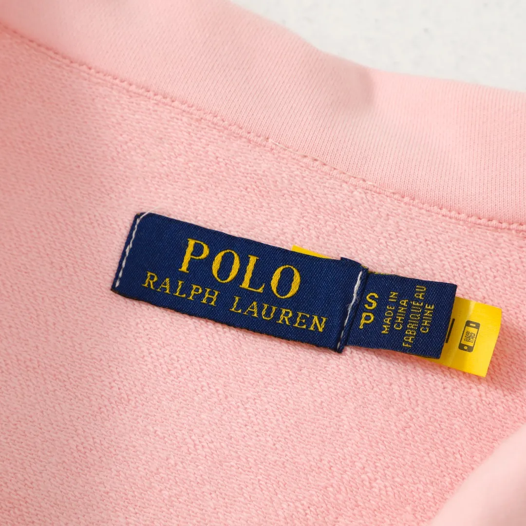 P260 #R99 Ralph Lauren pony logo eight-color half-zip lapel sweatshirt. Wear three times in one suit, easy to switch styles: Fully stand-up collar mode: crisp lapel three-dimensional windproof, taking into account warmth and cool lines, full of coolness ▫️Half-open lazy mode: slightly exposed collarbone, relaxed and comfortable | Pair with a shirt or high collar to show the intellectual atmosphere ▫️Full-open V-neck mode: Visually extends the neck-shoulder ratio | Stacking is more layered, hiding the flesh and making it look slimmer, making it easy to wear with a sense of luxury. Genderless design, shared wardrobe concept: White is gentle and elegant | Black is cool and slimming | Both colors can be used to create a couple CP look. 8 colors are available in the full line | From classic to soft | Meet all daily and occasion dressing needs Quality is reflected in the details: Micro-label logo embroidery | Loose but not procrastinating tailoring | High-grade fabrics ensure a comfortable fit. Easily manage various scenarios such as workplace commuting, weekend leisure, and date travel, effortless chic is the definition of effortless chic.  Color: Black White Navy Mint Green Khaki Pink Yellow Army Green Size: S M L